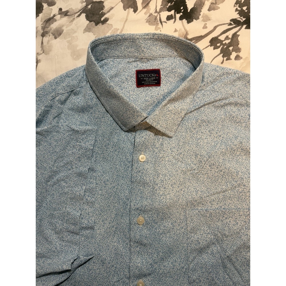 UNTUCKit Relaxed Fit Short Sleeve Button Shirt Nylon Blend Stretch Blue Foliage